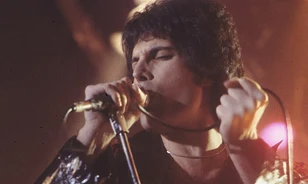 A színpadon és azon kívül is hatalmas lánggal égett Freddie Mercury