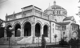 Robbantásokkal pusztították el a Sztálin-szobor útjában lévő templomot