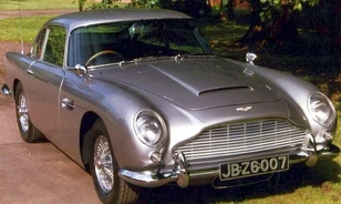A 007-es ügynök Aston Martinja is elkelt az első Bond-film jubileumát ünneplő aukción