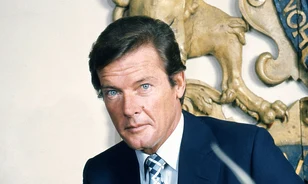 Már legelső statisztaszerepe óriási női rajongótábort hozott Roger Moore-nak