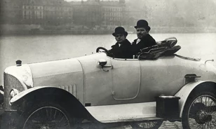 A tűzoltóság is kivonult az első Budapestre érkező automobilhoz