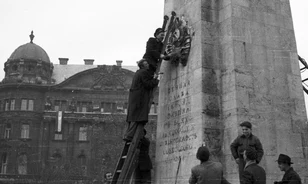 Egy ritka fénykép mesél a Szabadság téri szovjet emlékmű megrongálásáról