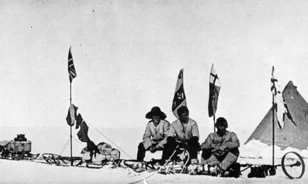 Amundsen norvég zászlaja fogadta a Déli-sarkon Scott kapitányt