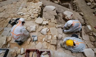 Egy előkelő pap és egy ismeretlen lovag sírját rejtette a párizsi Notre-Dame padlója