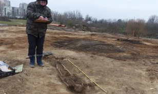 Árpád-kori temetőt és egy vaskori germán harcos sírját is feltárták Tatabányán