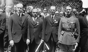 Nehezített pályán ismételte meg Charles Lindbergh teljesítményét a „levegő három muskétása”
