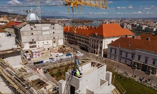 Felkerült a bokrétafa az újjászülető József főhercegi palotára