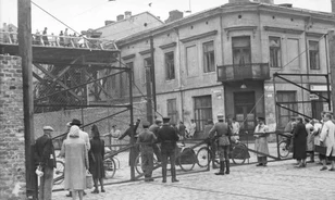 Időkapszulát helyeztek el a varsói gettó épülő múzeumának kertjében