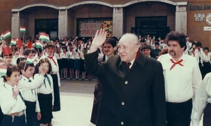 Langyos sör, hideg virsli: mindennapok a kommunista tömegszervezetekben