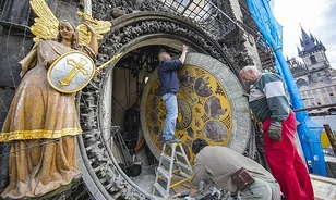 Lecserélik a prágai Orloj toronyóra helytelenül restaurált képes kalendáriumát