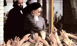 Homeini ajatollah gyújtó szavára lobbant fel az iráni iszlám forradalom