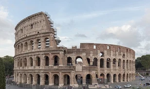 Panorámalift szállítja a turistákat a római Colosseum felső emeleteire