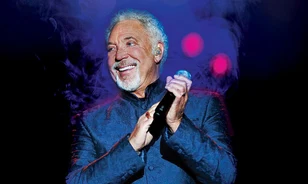 Túlságosan is merész előadásmódjával robbant be a zene világába Tom Jones