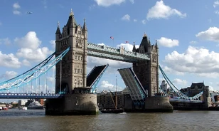 Bill Clintont is meglepte London műszaki csodája, a Tower Bridge