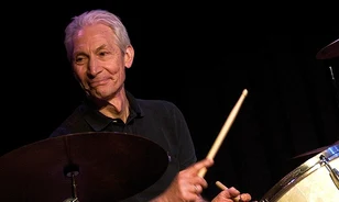 Kalapács alá kerülnek a Rolling Stones dobosa, Charlie Watts legkülönfélébb ereklyéi