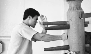 Lassítania kellett mozgásán Bruce Lee-nek, hogy a kamerák felvehessék