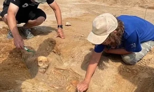 Lakattal próbálták megakadályozni, hogy a „vámpírgyermek” elhagyja a sírját