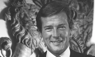 Kötöttruhareklámmal indult a későbbi James Bond, Roger Moore pályafutása