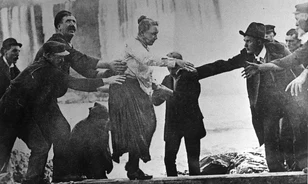 Bár megesküdött, hogy nem teszi, újra hordóba szállt a Niagarán lezuhanó nő