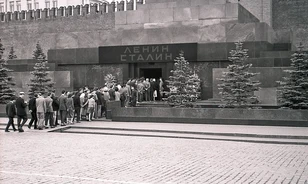 Látomásban megjelenő Lenin űzte végső nyughelyére Sztálint