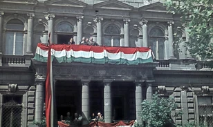 Habár óriásit buktak az első szabad választáson, fokozatosan átvették a hatalmat a magyar kommunisták