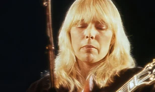 80 éves Joni Mitchell kanadai énekesnő, a folkzene királynője