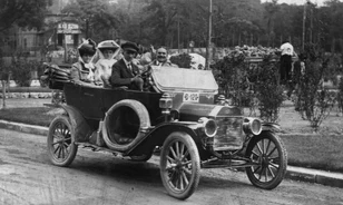 Vasúton érkezett az első automobil Budapestre