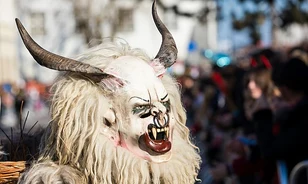 Ma már felnőtteknek szóló módokon is rémisztget a Mikulást kísérő krampusz