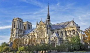 Újra áll a kereszt a Notre Dame leégett huszártornyán