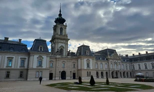 Minden évszakban megcsodálhatják a látogatók a keszthelyi Festetics-kastélyt