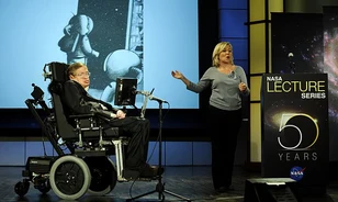 Messze túlélte a doktorok várakozásait az „asztrofizika popsztárja”, Stephen Hawking