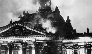 Újabb lépés a diktatúra felé: a Reichstag felgyújtása