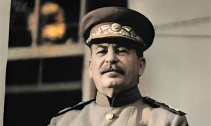 A médiumok egymással versenyeztek a generalisszimusz elsiratásában