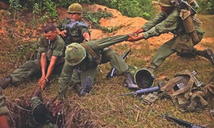 Elemlámpával a Vietkong járataiban