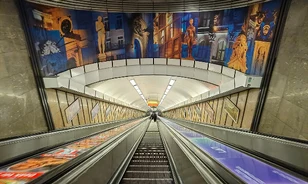 Tárlat a talpunk alatt: megnyílt a Metró Kiállítóterem Budapesten
