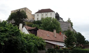 Ismeretlen alkotó falfestményeit találták meg a veszprémi várnegyedben