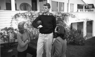 Kedvelte Robert Kennedy-t, de az Izraelnek ígért vadászgépek miatt mégis lelőtte