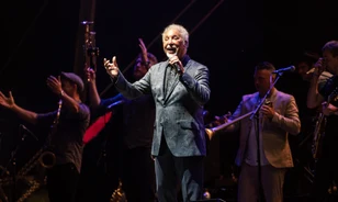 Előadásmódja miatt először csak kalózrádiók sugározták Tom Jones slágereit