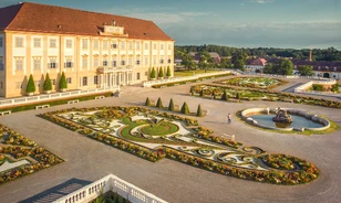 Magyar nyelvű tárlatvezetéssel várja a látogatókat Mária Terézia kedvenc vidéki rezidenciája