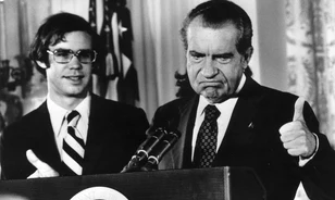 Nem várta meg, hogy vád alá helyezzék, önként mondott le Richard Nixon amerikai elnök