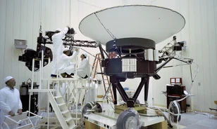 A számozás ellenére a Voyager–2-t indították el először, hogy meglátogassa a négy gázbolygót