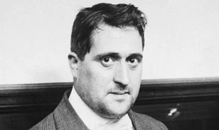 Élete végéig vaspánt fogta össze a lopással is megvádolt Guillaume Apollinaire fejét