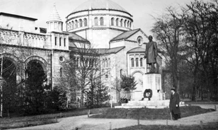 A Sztálin-szobor felállításának ürügyén pusztították el a kommunisták a Regnum Marianumot