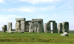 Székeket akart vásárolni az ebédlőbe, végül a Stonehenge-t vette meg az angol ügyvéd