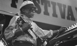 Tizenhét éves korában már világsztárokkal zenélt együtt Miles Davis