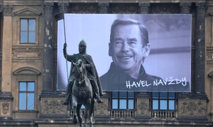 Kávéházakban is szobrot állítottak Václav Havelnek, Csehország drámaíró elnökének 