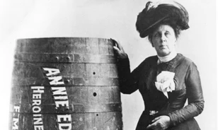 Egy hordóban zuhant le a Niagara-vízesés tetejéről Annie Edson Taylor