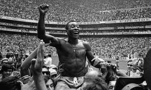 Egy rongyokkal kitömött harisnya volt Pelé első focilabdája 