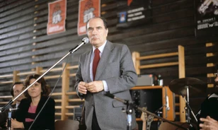 Számos politikai és magánéleti hibája ellenére mindvégig népszerű maradt François Mitterrand
