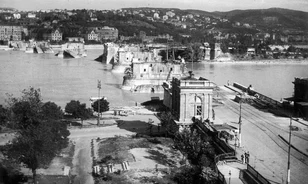 Már bombák robbantak rajta, de még járt a forgalom a Margit hídon